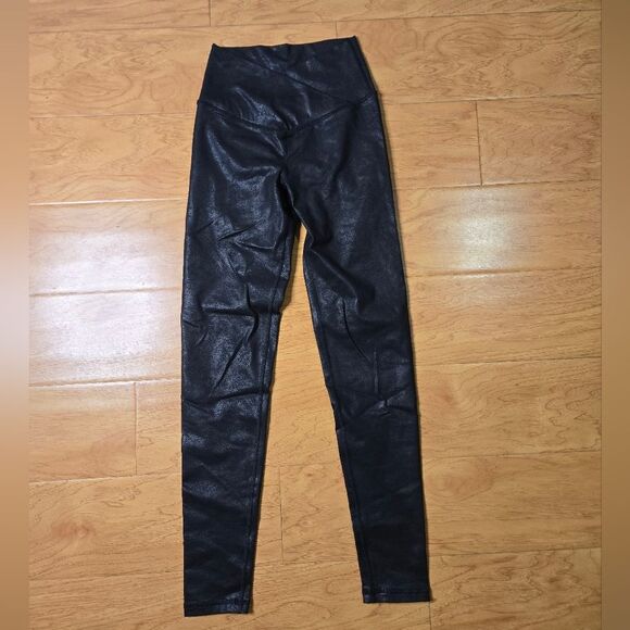 Offline by Aeries V shaped Black Shine Leggings Size XS - Picture 1 of 5